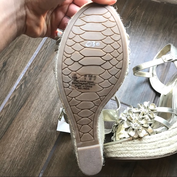 NWT Carlos gold wedges floral embellished size 10 - Picture 4 of 6